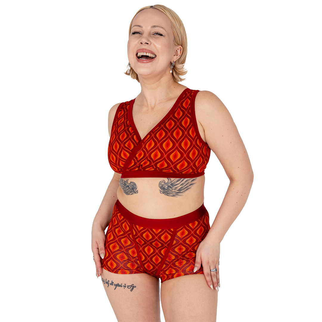 Ola is wearing a Groovy non wired bra and boxer briefs in a retro pattern