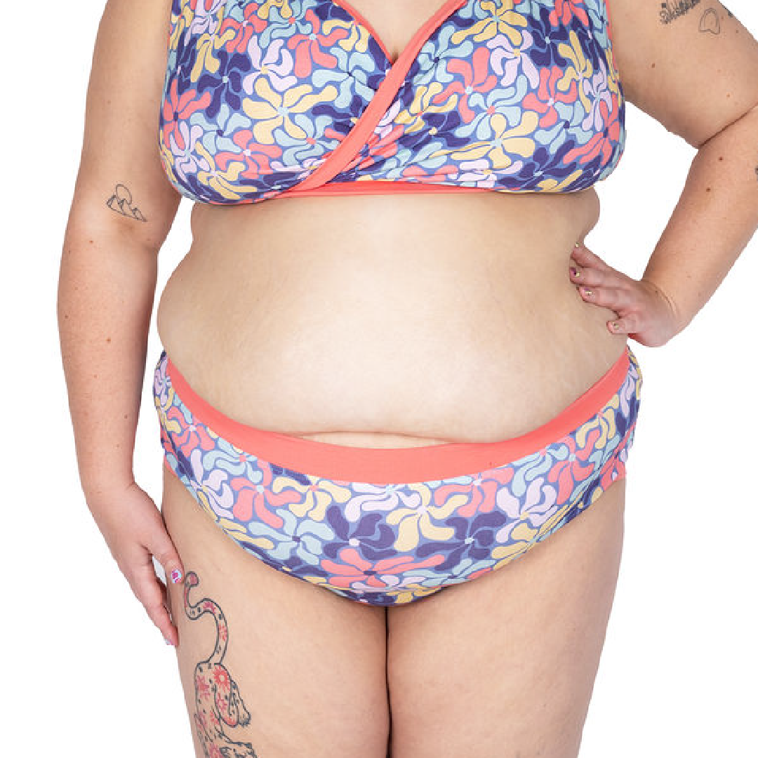 Crop of Sofaya wearing a Wavy flowers bra and high rise briefs