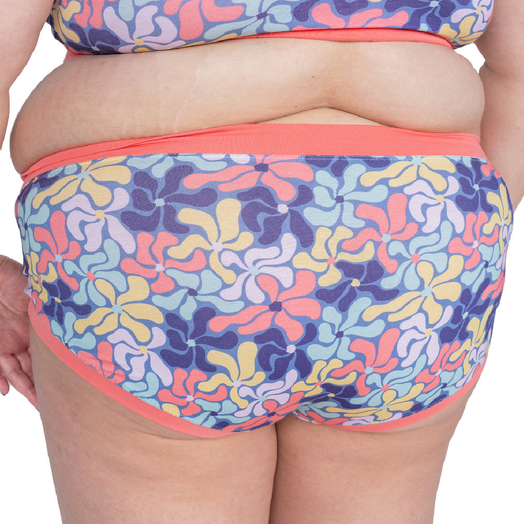 back view of Sofaya wearing a Wavy flowers bralette and mid rise briefs